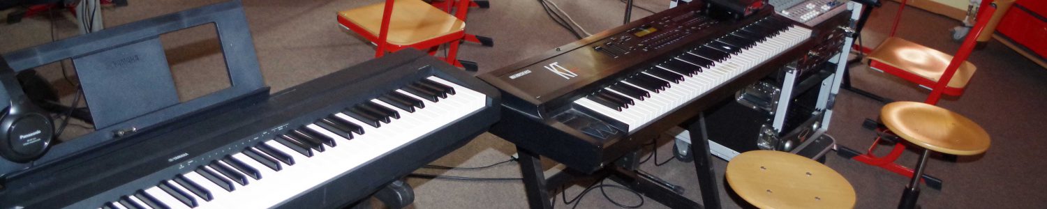 Musikraum mit Keyboards
